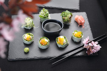 Sushi rolls with salmon, rucola, philadelphia cheese.