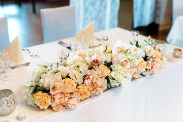 Udekorowane kwiatami i ozdobami stoły na uroczystości rodzinne takie jak wesela © JDziedzic