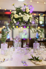 Udekorowane kwiatami i ozdobami stoły na uroczystości rodzinne takie jak wesela