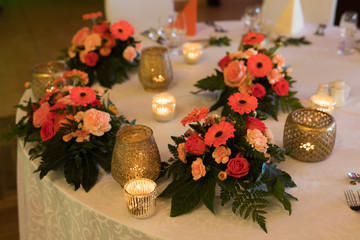 Udekorowane kwiatami i ozdobami stoły na uroczystości rodzinne takie jak wesela