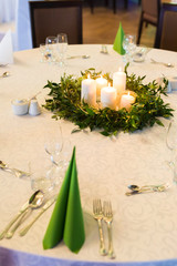 Udekorowane kwiatami i ozdobami stoły na uroczystości rodzinne takie jak wesela