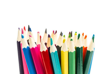 Lápices de colores sobre fondo blanco aislado. Vista de frente. Copy space