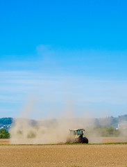 Traktor auf ausgetrocknetem Feld