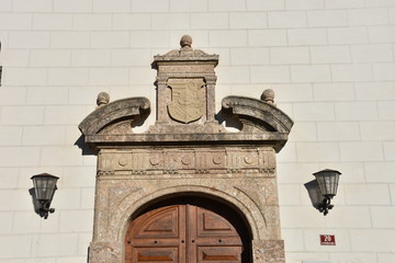 Schloss, Ambras, Schloss Ambras, Amras, Innsbruck, Landeshauptstadt, Tirol, Österreich, Burg, Maximilian, Wappen, Sonnenuhr, Schornstein, Rauchfang, Fenster, Fensterladen, Fresko, Malerei, Fassade, To