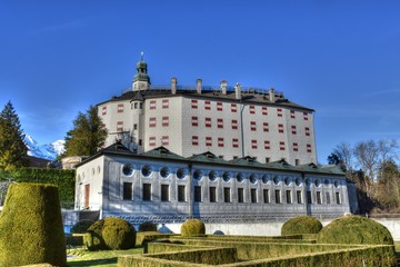 Schloss, Ambras, Schloss Ambras, Amras, Innsbruck, Landeshauptstadt, Tirol, Österreich, Burg, Maximilian, Wappen, Sonnenuhr, Schornstein, Rauchfang, Fenster, Fensterladen, Fresko, Malerei, Fassade, To