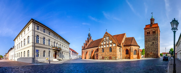 Fototapeta na wymiar Sankt Johanniskirche und Marktturm, Luckenwalde 