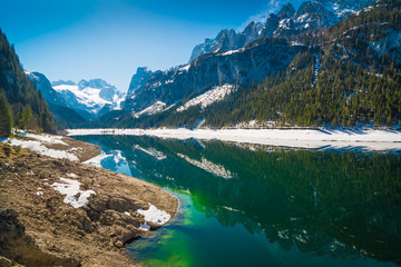 Dachstein mit Gletscher spiegelt sich auf dem See in den Alpen