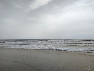 Playa, arena, espuma del mar, en Isla Cristina provincia de Huelva España. Océano Atlántico