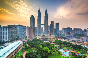 Naklejka na ściany i meble Kuala Lumpur, Malaysia park and skyline