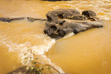 Detalhe de bloco de pedra dentro do Rio Pomba, em área do município de Guarani, estado de Minas Gerais, Brasil