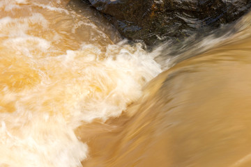 Detalhe de corredeira de água do Rio Pomba, em área do município de Guarani, estado de Minas Gerais, Brasil.
