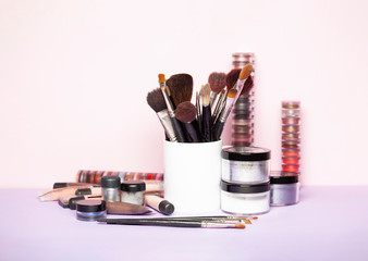 Pinceaux de maquillage professionnels dans ambiance maquilleuse