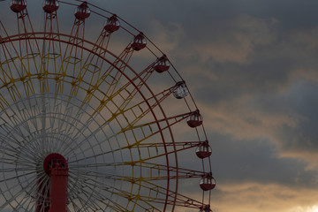 寂しげな夕方の観覧車