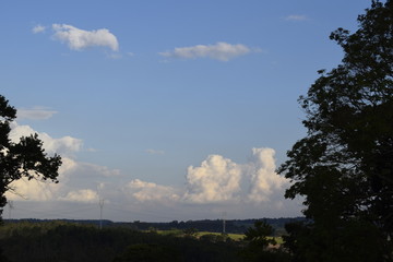 Horizonte rural plano com céu azul, nuvem cumulus e vegetação