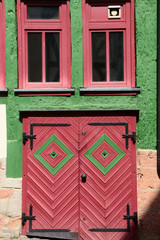 Farbige historisches Fenster und Türe