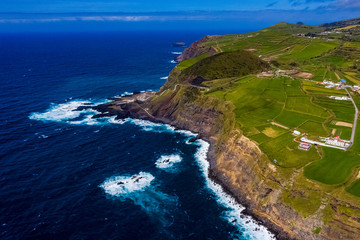 Azoren - Küsten, Wellen, Klippen und Landschaften von Sao Miguel aus der Luft