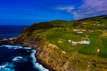 Azoren - Küsten, Wellen, Klippen und Landschaften von Sao Miguel aus der Luft