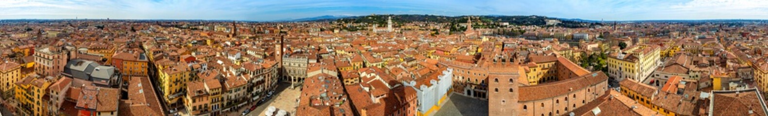 Fototapeta na wymiar panoramic view from the top of the city of Verona