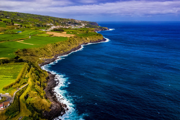 Azoren - Küsten, Wellen, Klippen und Landschaften von Sao Miguel aus der Luft