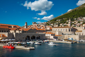Fototapeta na wymiar Altstadt und Hafen von Dubrovnik 