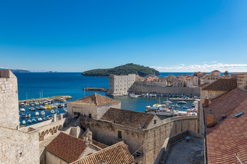 Aussicht von der Stadtmauer über den Hafen von Dubrovnik