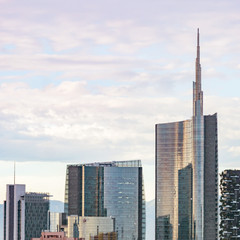 Gratte-ciel célèbres dans le quartier des affaires de Milan, Italie, Europe. Montagnes vues derrière les toits de la ville.