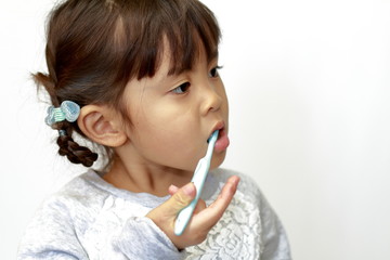 歯磨きをする幼児(4歳児)
