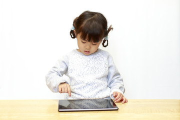 Naklejka premium タブレットを使う幼児(4歳児)