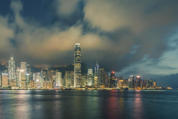 Obraz premium Nocny widok na Port Wiktorii w Hongkongu.