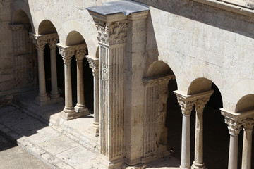 detail aufnahmen im Romanesque Cloisters Church des Heiligen Trophime Cathedral in Arles. Provence,...