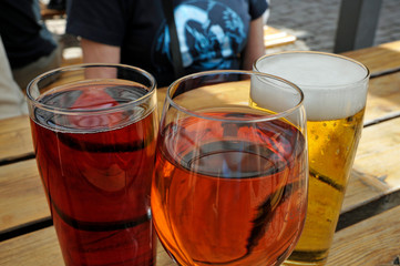 getränke in einem gartenlokal