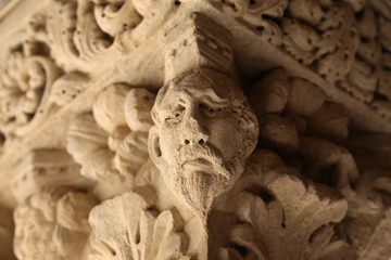 detail aufnahmen im Romanesque Cloisters Church des Heiligen Trophime Cathedral in Arles. Provence, Frankreich
