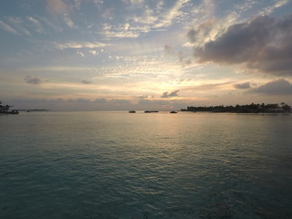Obraz na płótnie Canvas Sonnenuntergang über dem Meer ist schön und romantisch