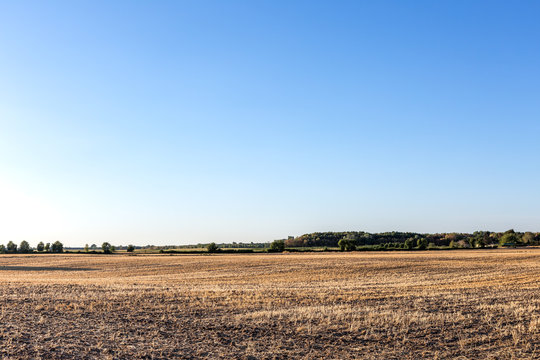 D&uuml;rre, weite Strecken ausgetrockneter Erde auf Landwirtschaftsfeldern