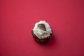 Cupcake de côco em fundo vermelho