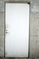 扉・屋外・コンクリートの壁