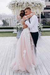 Naklejka premium Newlyweds dance and have fun outdoors.