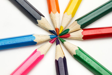 Lápices de colores surtidos vista desde arriba sobre fondo blanco.