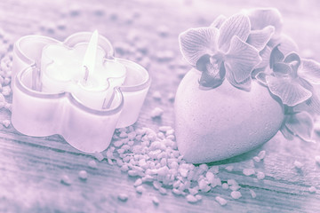 Herz mit Orchidee und Kerze, monochrom, Hintergrund