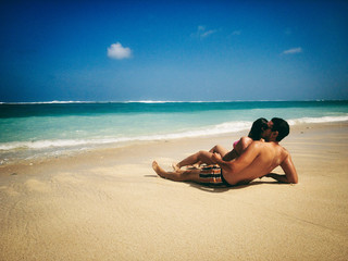 Fototapeta na wymiar Couple enjoying on a sandy ocean tropical beach.