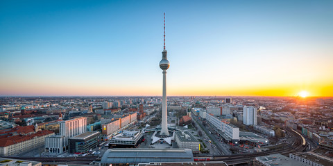 Skyline von Berlin mit Fernsehturm bei Sonnenuntergang