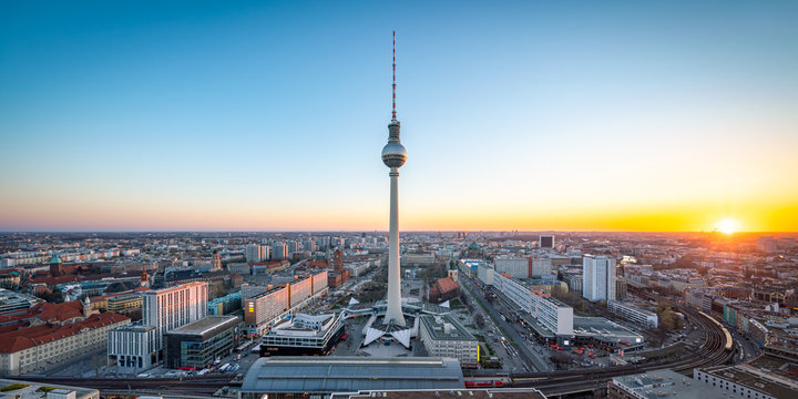 Skyline von Berlin mit Fernsehturm bei Sonnenuntergang