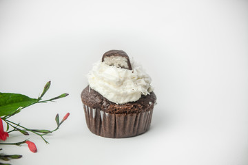 Cupcake de côco com enfeites de folhas e flores