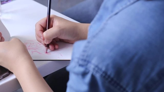 Mujer dibujando en cuaderno - sketchbook