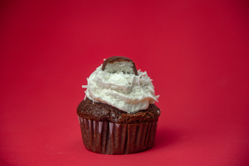 Cupcake de côco em fundo vermelho
