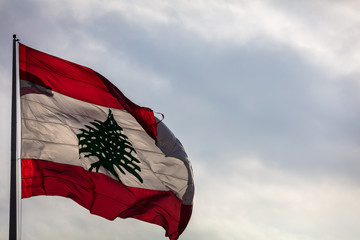 Fototapeta premium Libańska flaga powiewająca wiosną nad Bejrutem w Libanie
