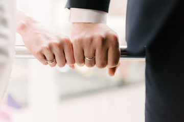 Obraz premium Man and woman hold hands close up