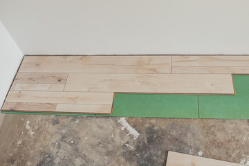 View of the process of installation and installation of new flooring in the interior decoration of the apartment