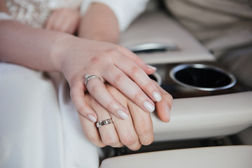 Obraz premium Man and woman hold hands close up