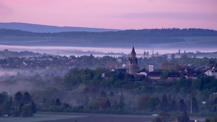 Adolfsturm in Friedberg (Hessen) im Morgennebel